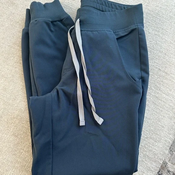 Figs Zamora joggers and Rafaela scrub top - Picture 1 of 5